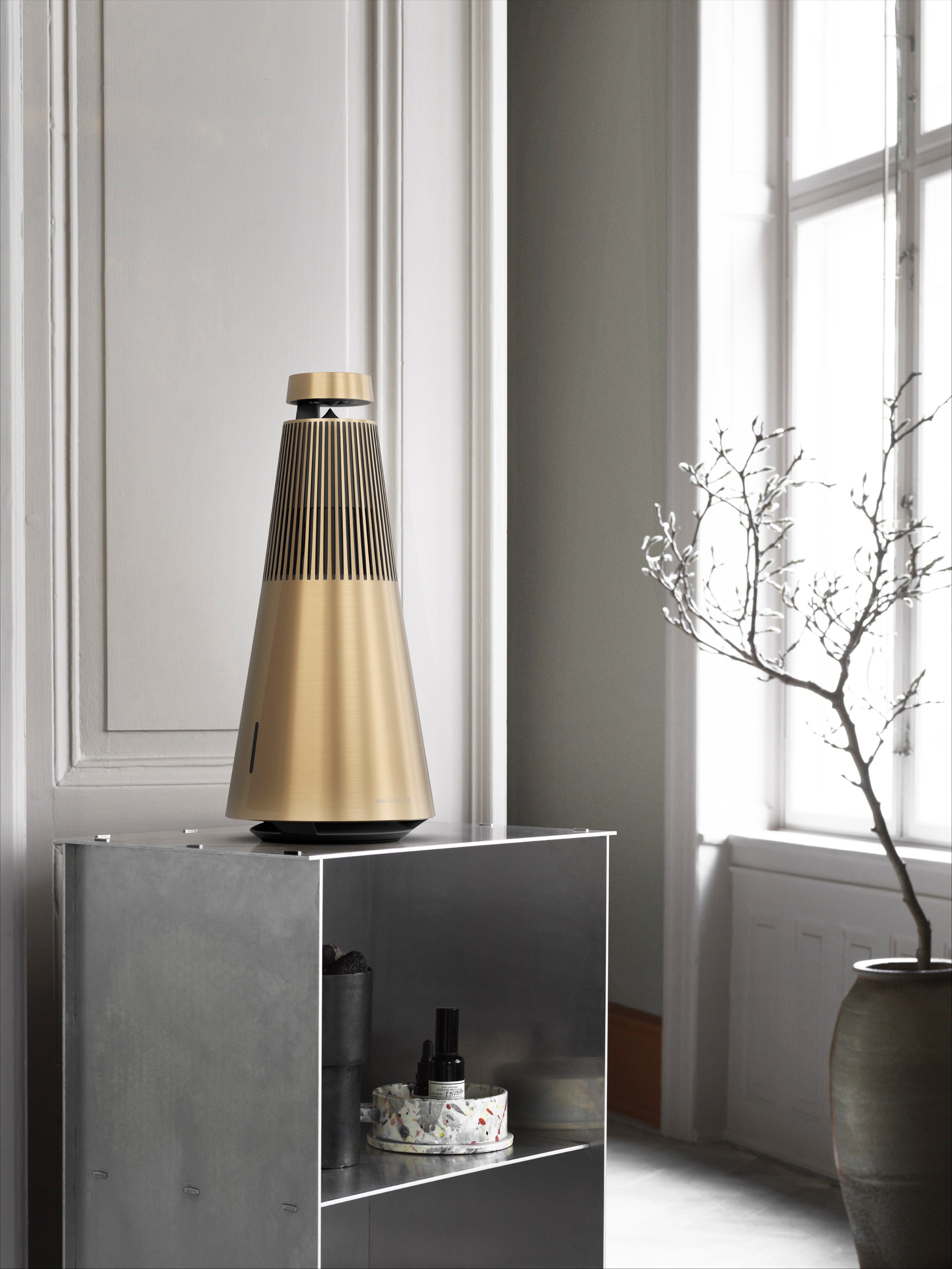 BeoSound 2 mit Google Assistant im Gold Tone