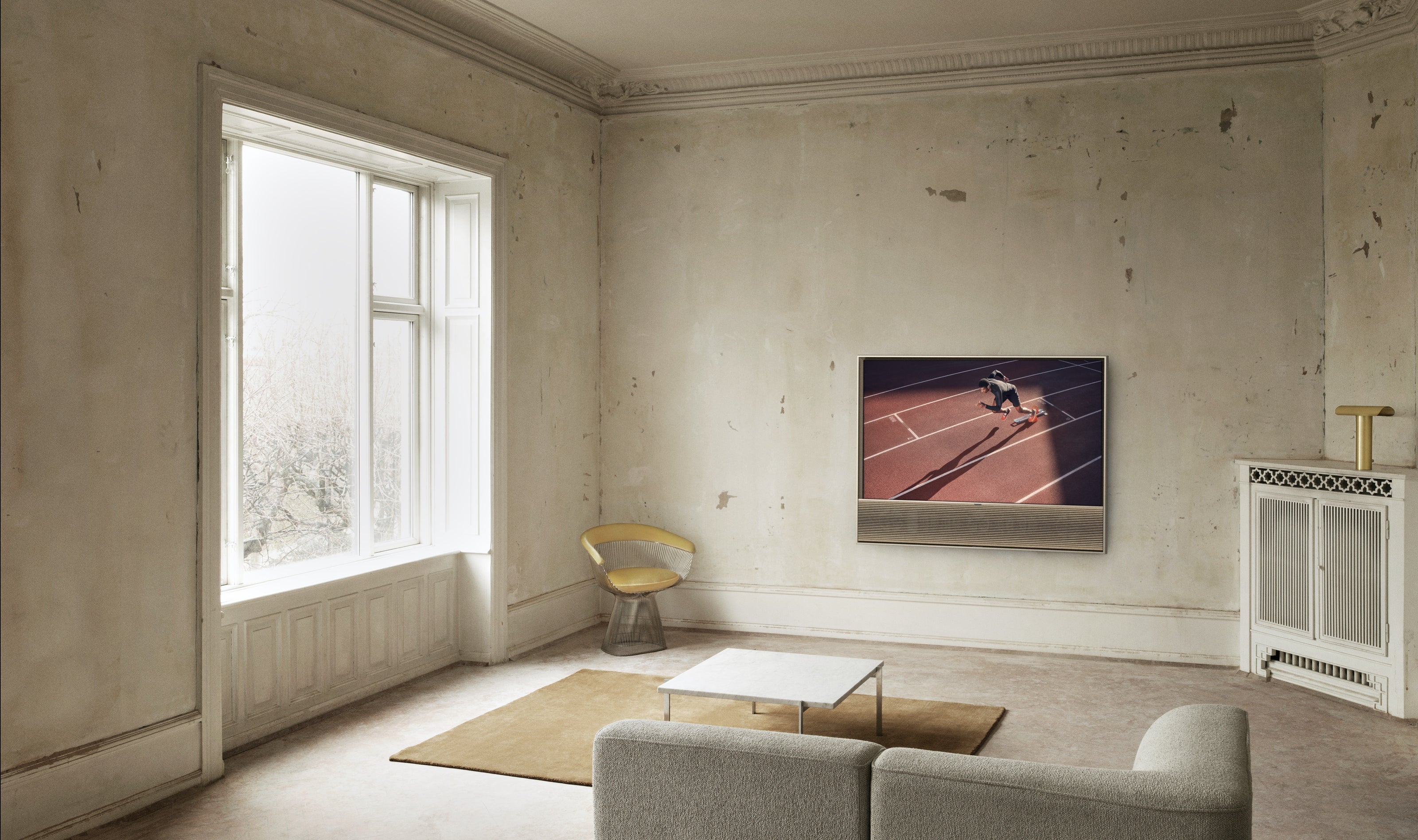 BeoVision Contour in Silber an einer Wand
