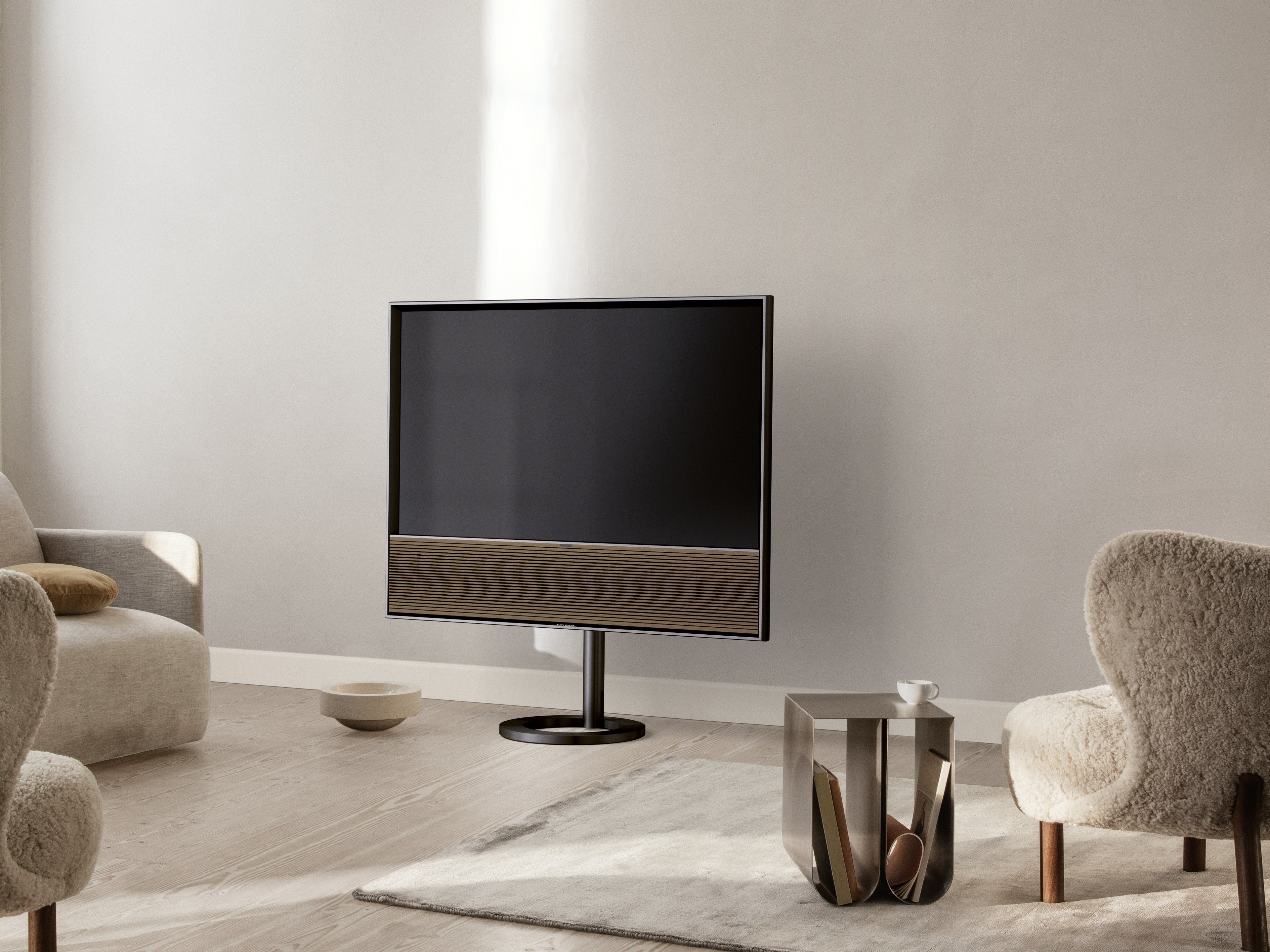 BeoVision Contour in Black Anthracite auf Bodenstandfuß mit Smoked Oak Cover