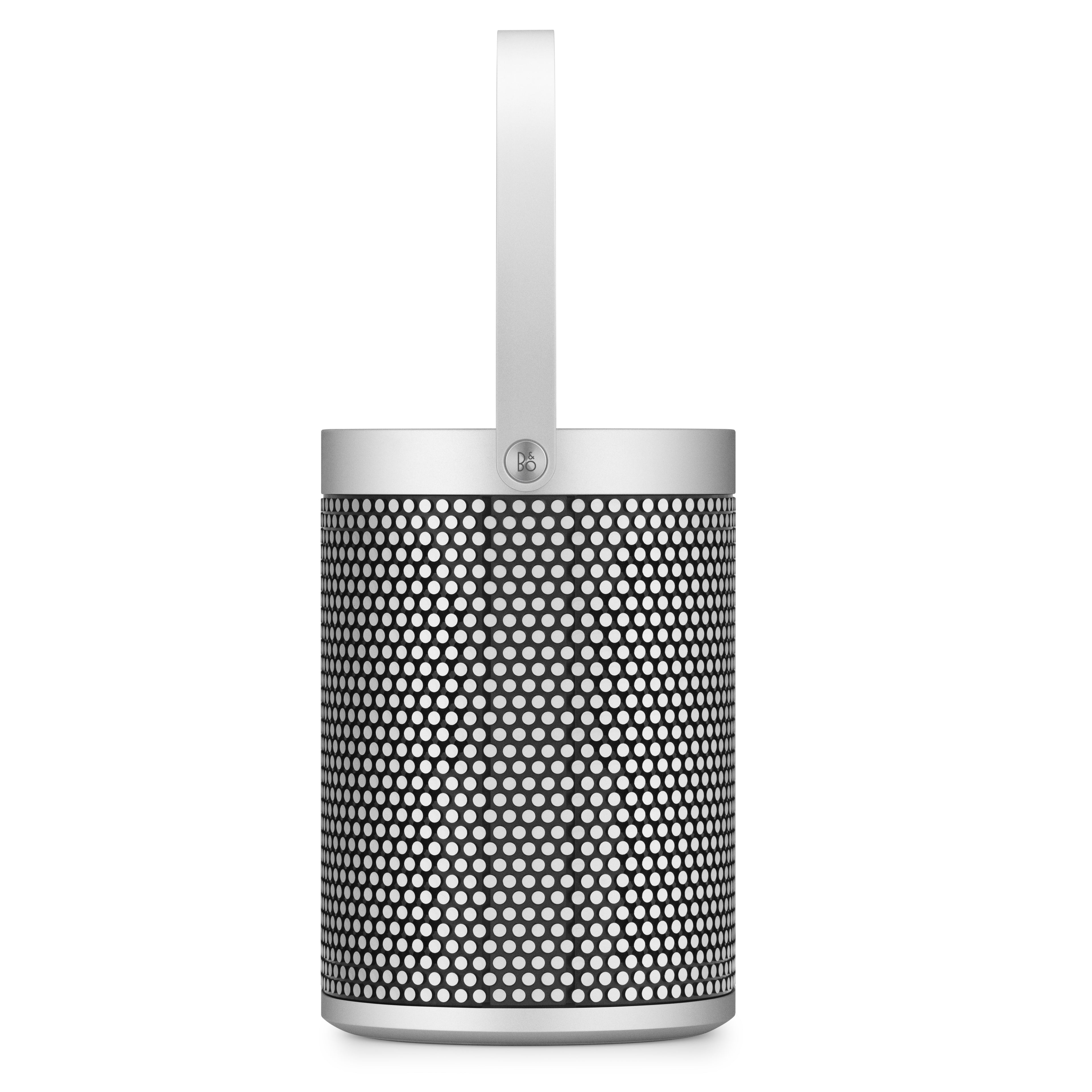 Seitliche Ansicht des Bang & Olufsen Beosound A5 Spaced Aluminium Design-Lautsprechers, der das feine lasergeschnittene Aluminium-Gittermuster und den markanten nach oben stehenden Tragegriff vor weißem Hintergrund zeigt.