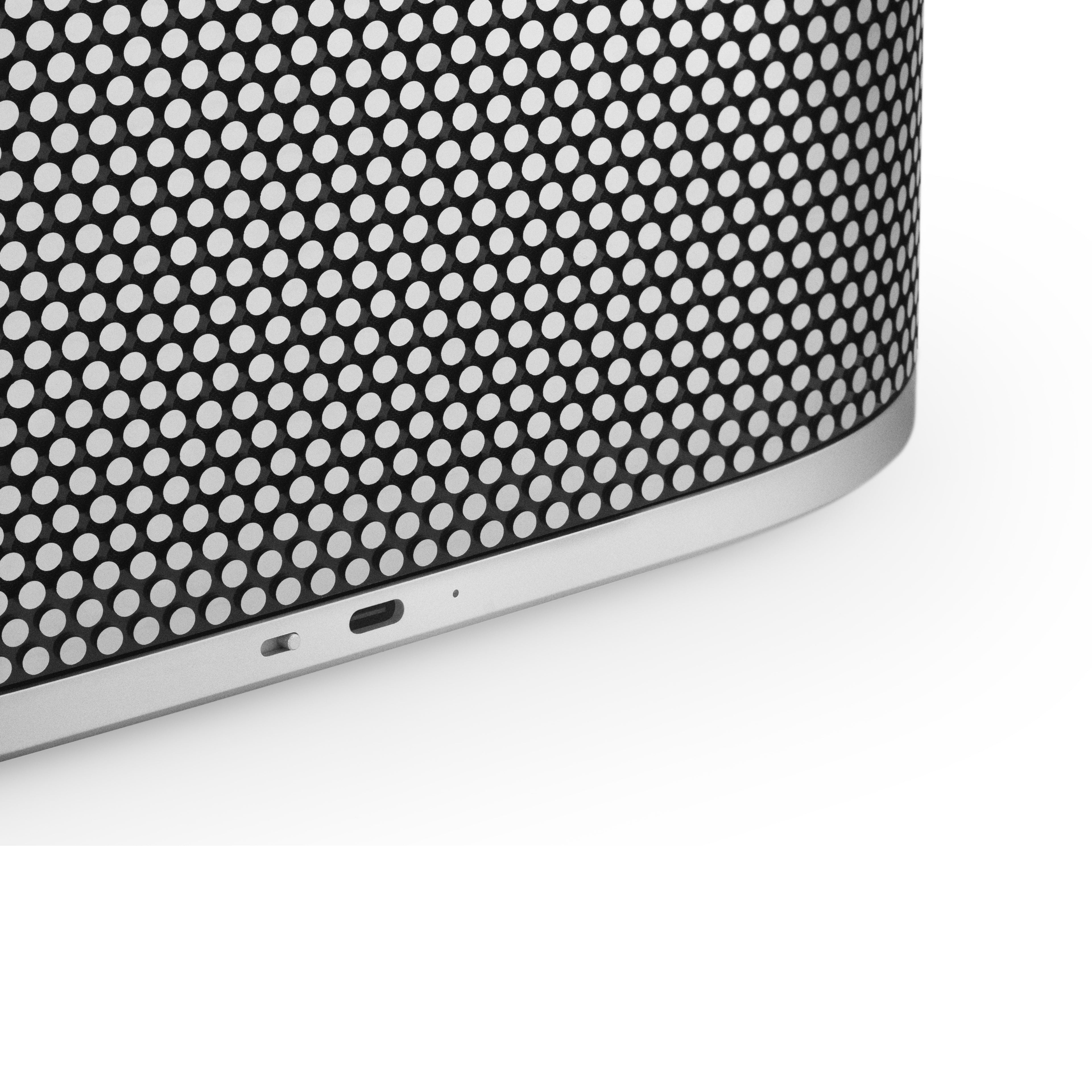 Detailaufnahme der unteren Gehäusekante des Beosound A5 Spaced Aluminium – zeigt präzise den USB-C Ladeanschluss, die LED-Anzeige und den physischen Mikrofon-Schalter in der silbernen Aluminium-Einfassung.