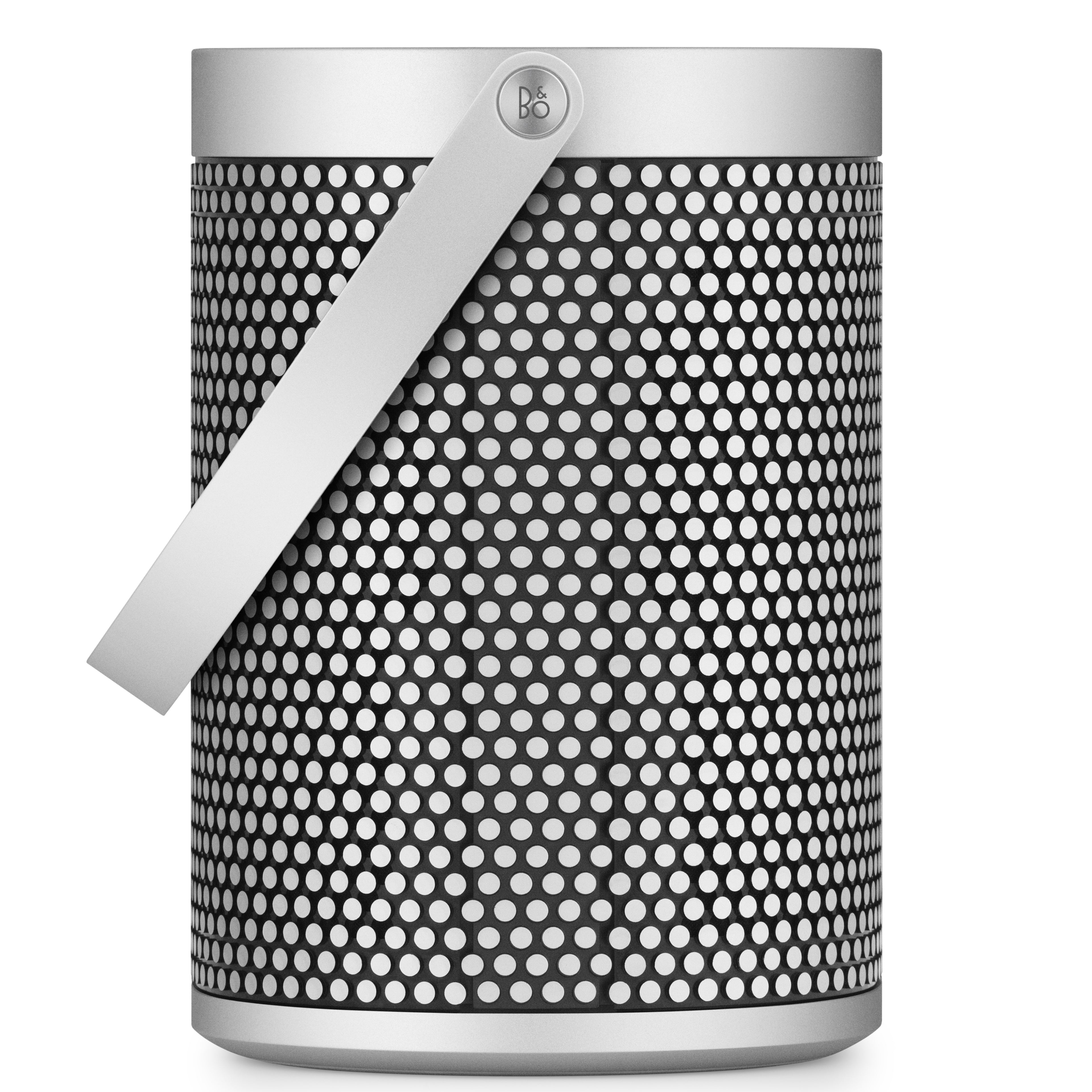 Kompakter WLAN-Lautsprecher Bang & Olufsen Beosound A5 Spaced Aluminium mit schräg stehendem Tragegriff und Fokus auf das kreisförmige B&O Logo am seitlichen Scharnier.