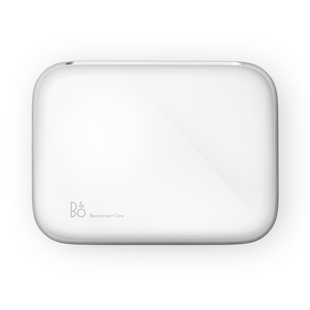 Draufsicht auf den Beoconnect Core; zeigt die glatte weiße Oberfläche mit dezentem B&O-Logo und Modellbezeichnung in der Ecke.
