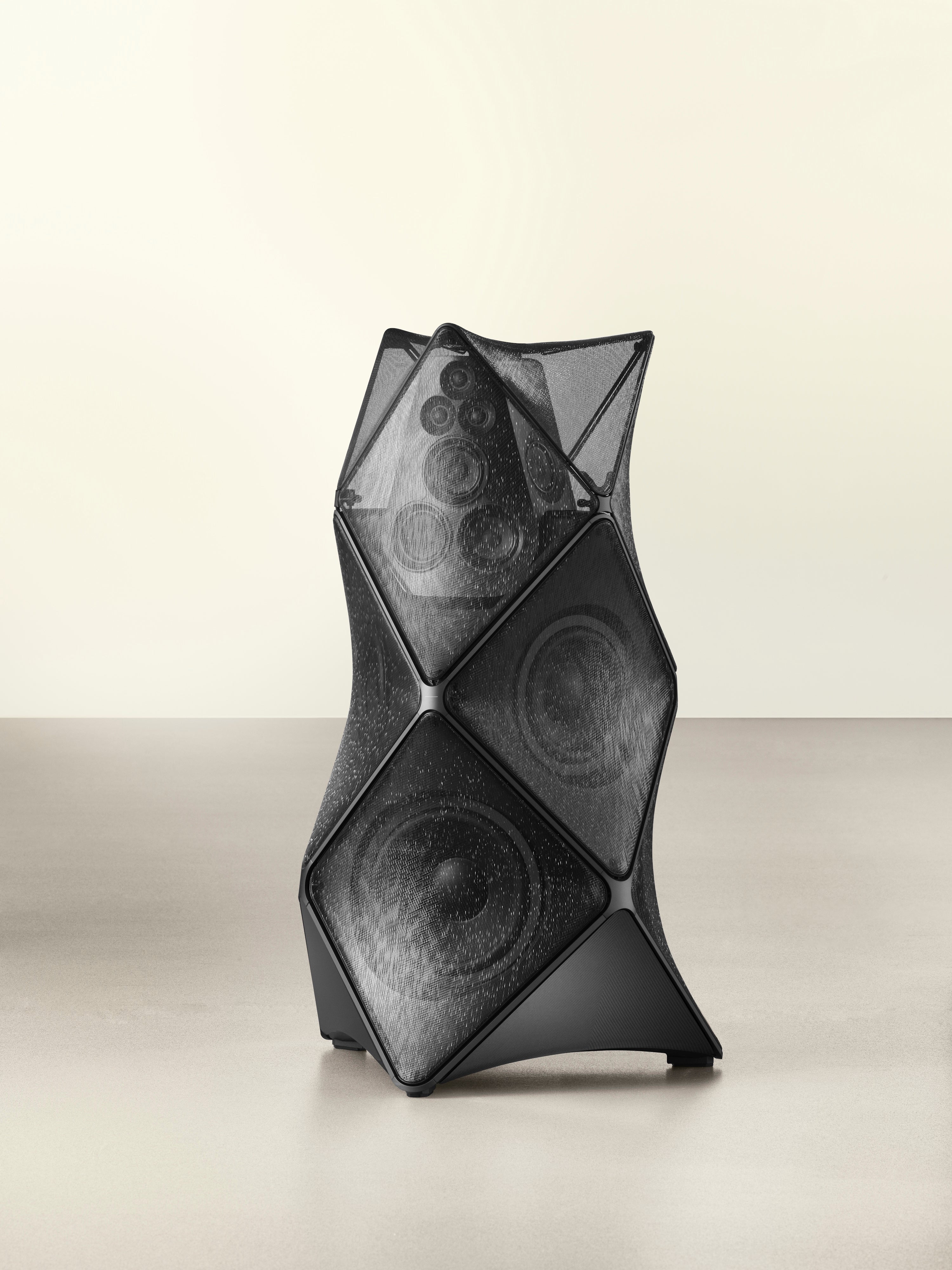 Beolab 90 von Bang & Olufsen in der limitierten Phantom Edition