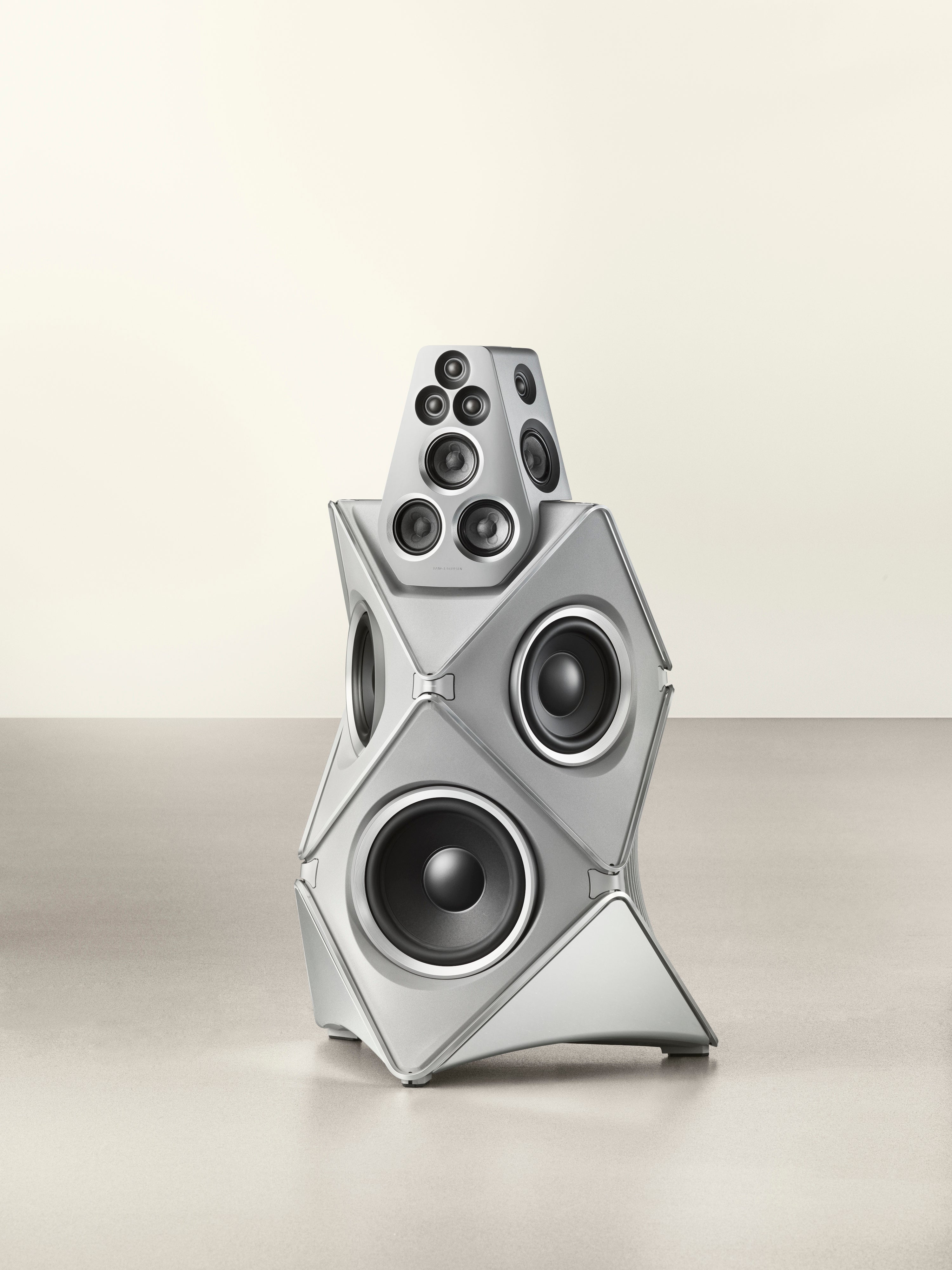 Beolab 90 von Bang & Olufsen in der limitierten Titan Edition