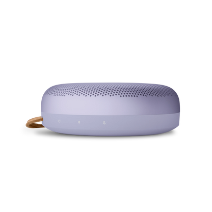 Bang & Olufsen (B&O) Beosound A1 3rd Generation in lavender Purple - Ansicht auf die Bedientasten (On/OFF, Bluetooth und Microphone)