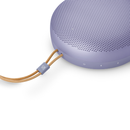 Bang & Olufsen (B&O) Beosound A1 3rd Generation in lavender Purple - Ansicht auf die Bedientasten und den Trageriemen