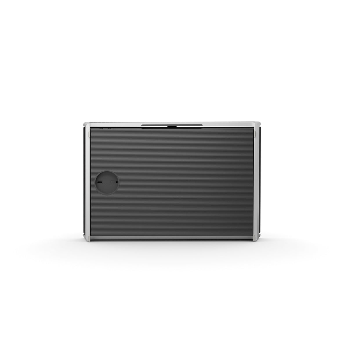 Rückseite des Beosound Level; zeigt die integrierte Griffmulde und die kreisförmige magnetische Ladebuchse für den Easy-Charge-Anschluss.