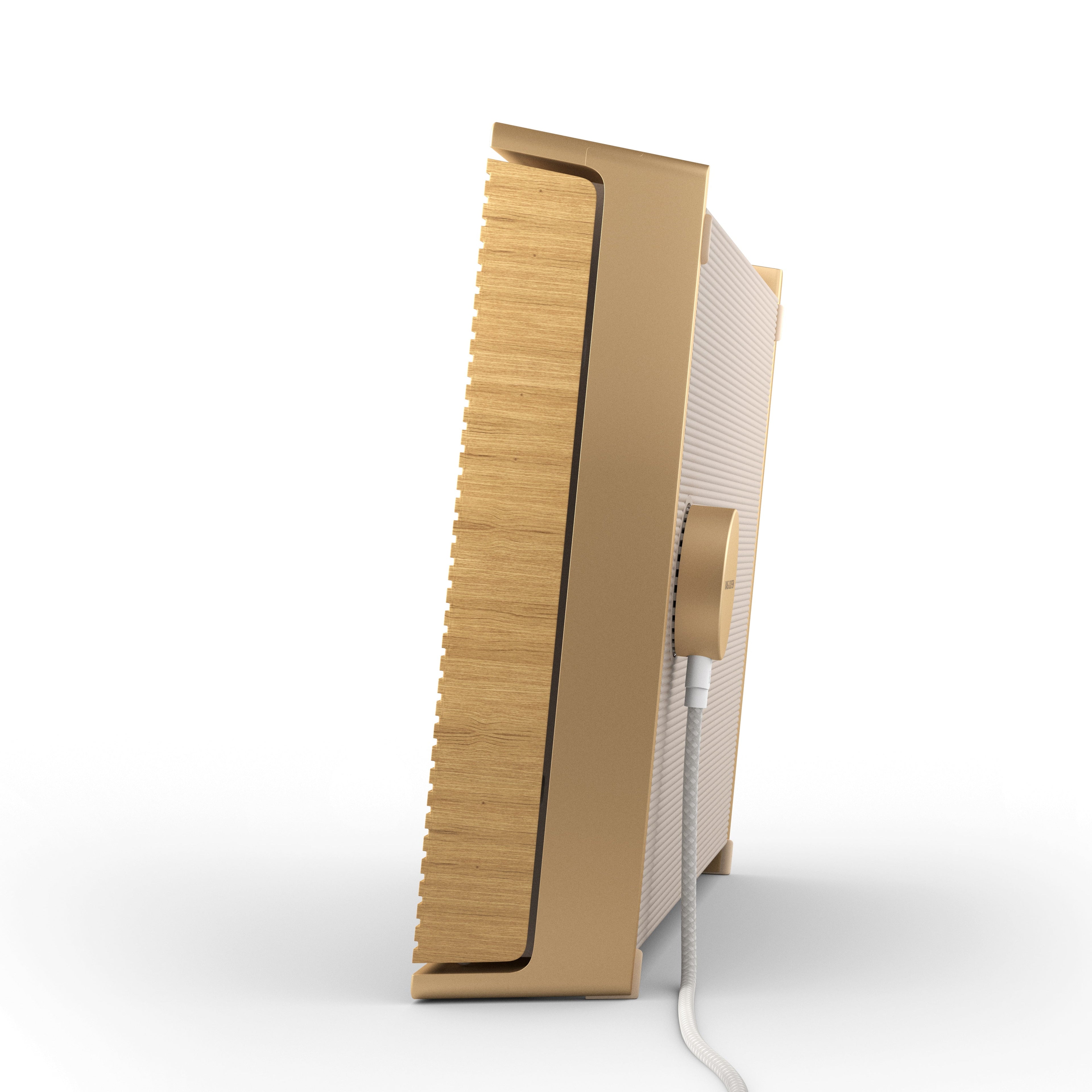 Seitenansicht des Beosound Level in Gold Tone Aluminium mit hellen Eichenholz-Lamellen. Gezeigt mit dem hochwertigen weißen Textil-Ladekabel.