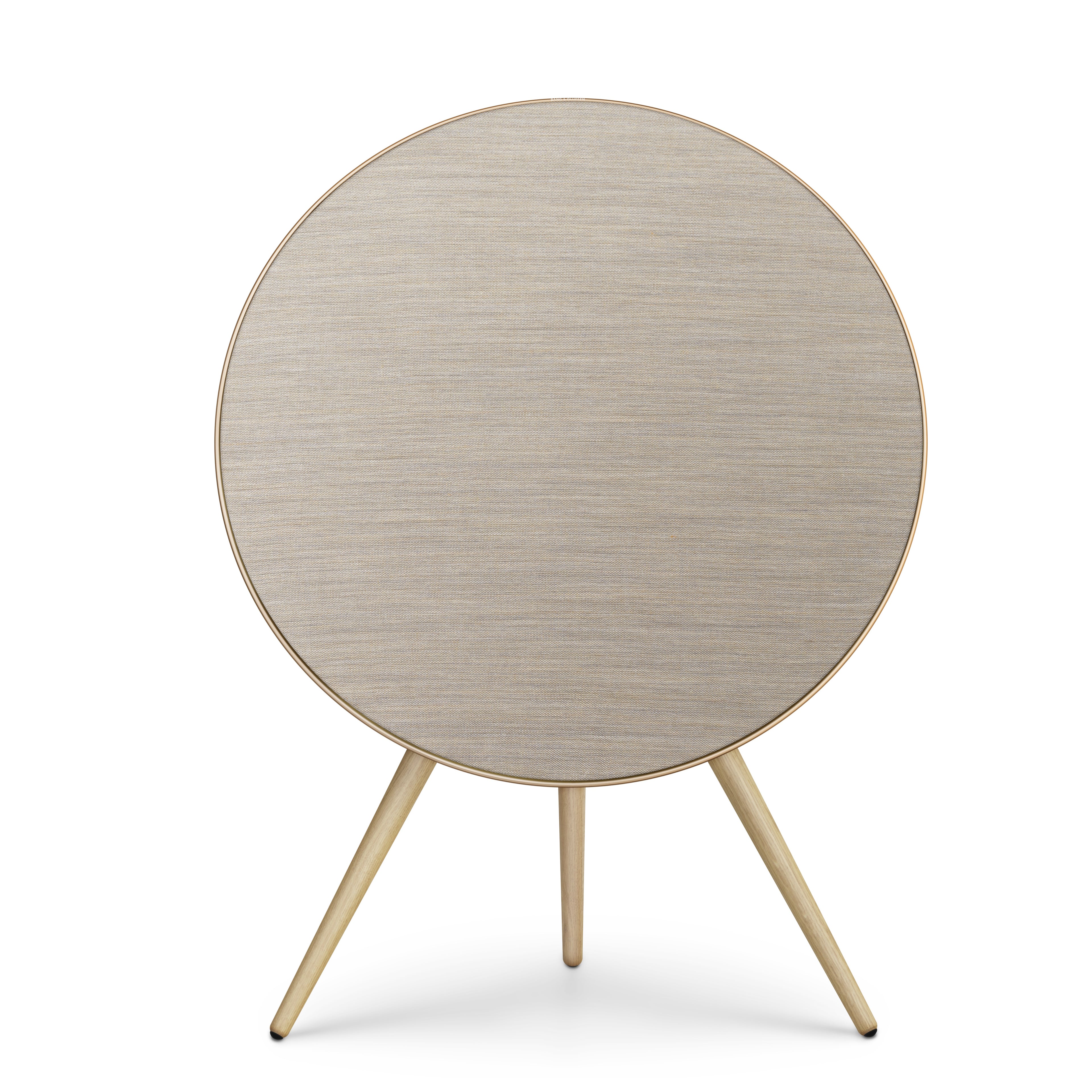 Frontale Studio-Aufnahme der Bang & Olufsen Beosound A9. Die kreisrunde Silhouette wird durch einen dezenten Gold-Aluminiumring eingefasst, kombiniert mit einer sandfarbenen Kvadrat-Textilabdeckung und drei Standbeinen aus heller Eiche. Ein zeitloses Design-Statement für exzellenten Klang und Ästhetik.