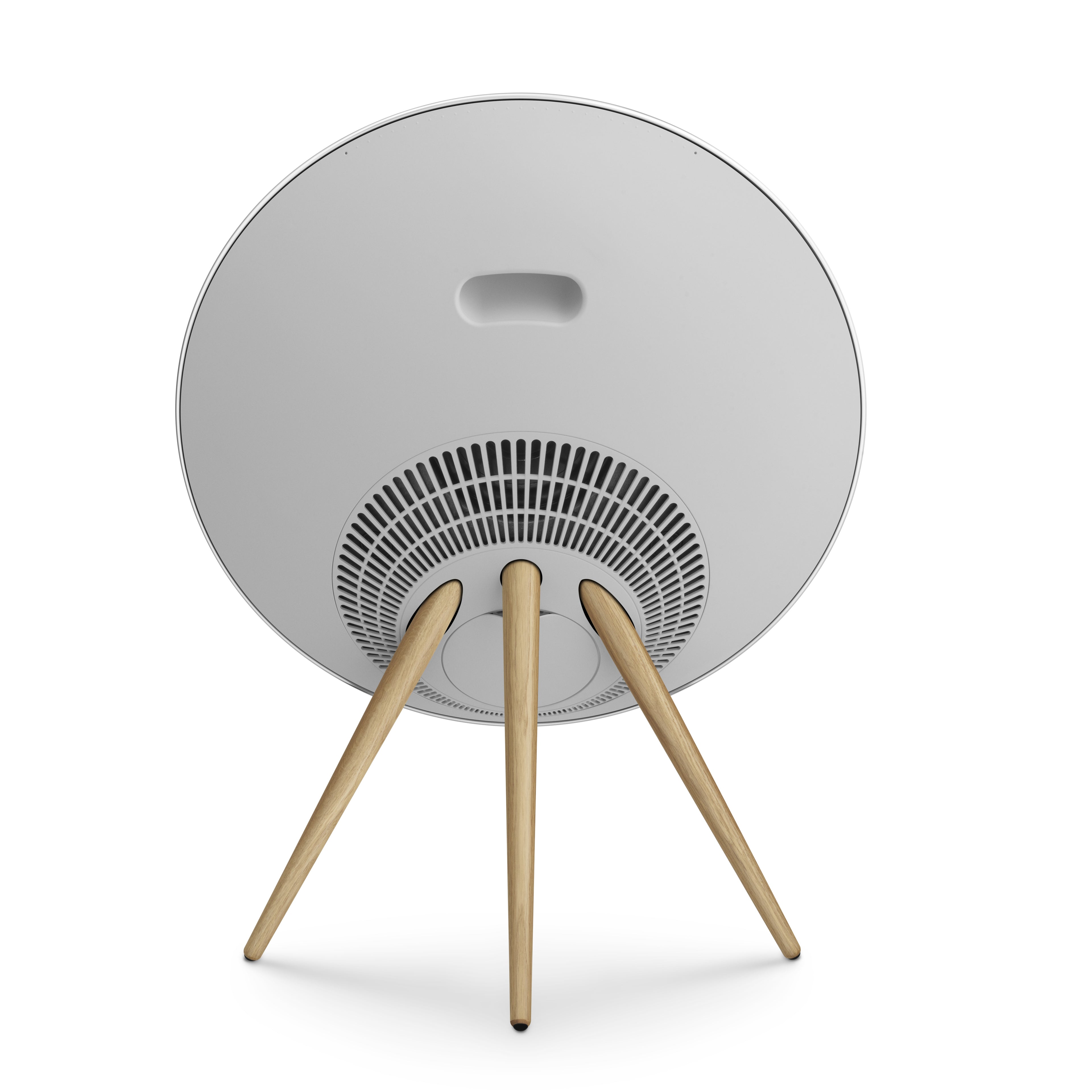 Rückansicht der Beosound A9 in der hellen Ausführung. Das weiße rückseitige Gehäuse mit integriertem Griff und die präzise eingefassten Eichenholzbeine unterstreichen die 360-Grad-Designqualität.