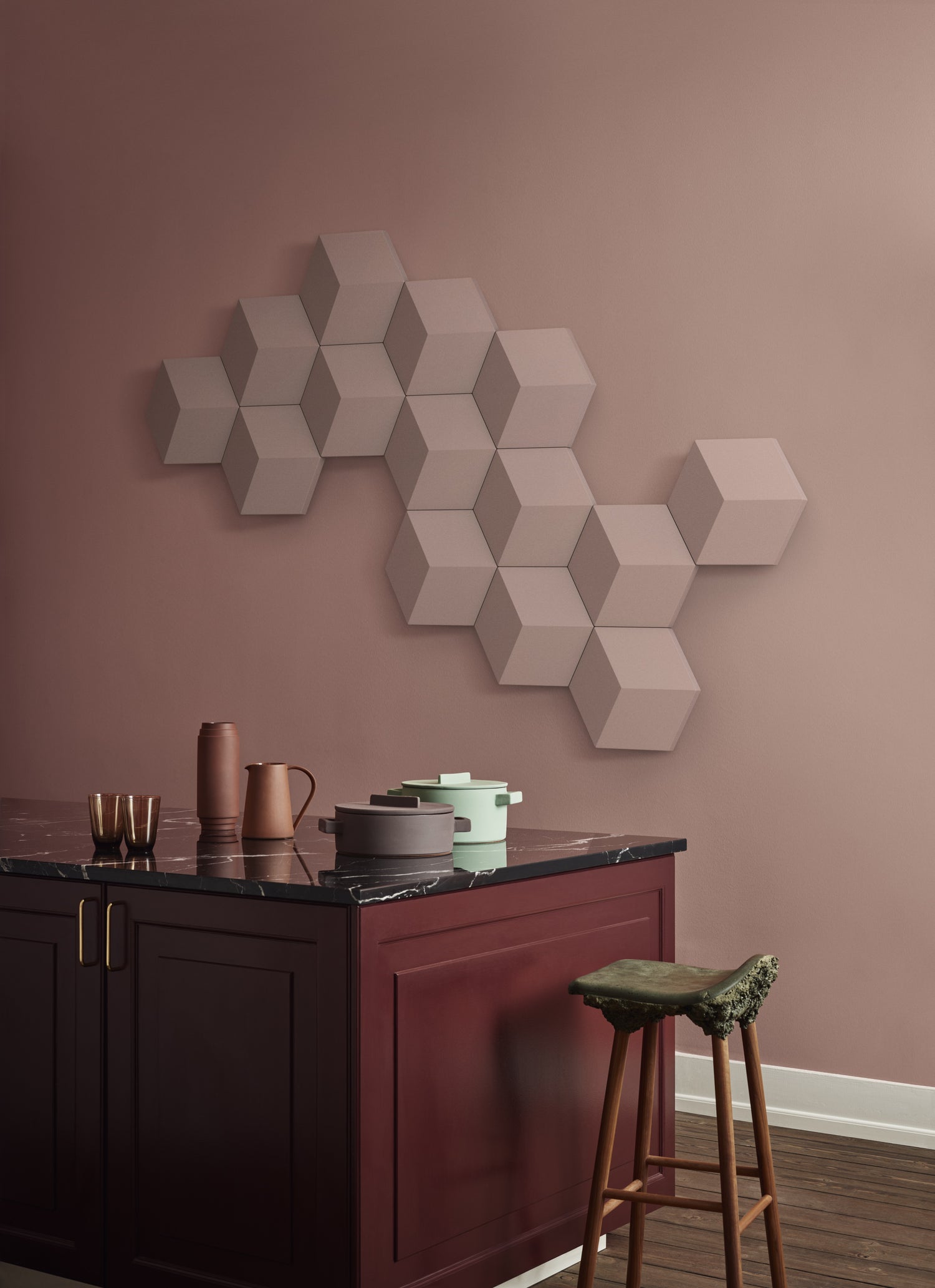 BeoSound Shape einfarbing in heller Konfiguration an einer Wand in einer Küche