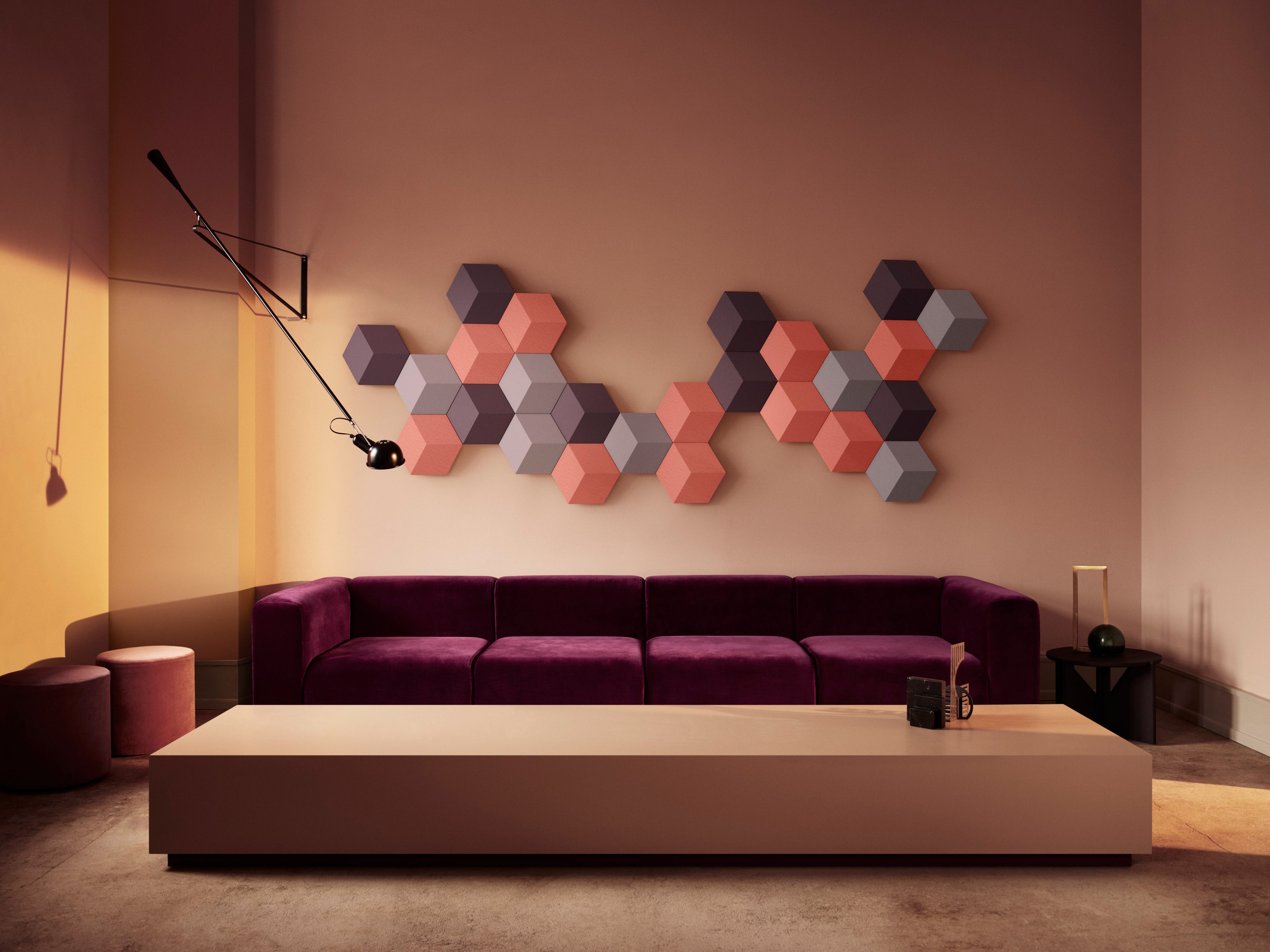 Bang & Olufsen BeoSound Shape Installation über einem Wohnzimmer in den neuen unter anderem Farben Floral Coral Define