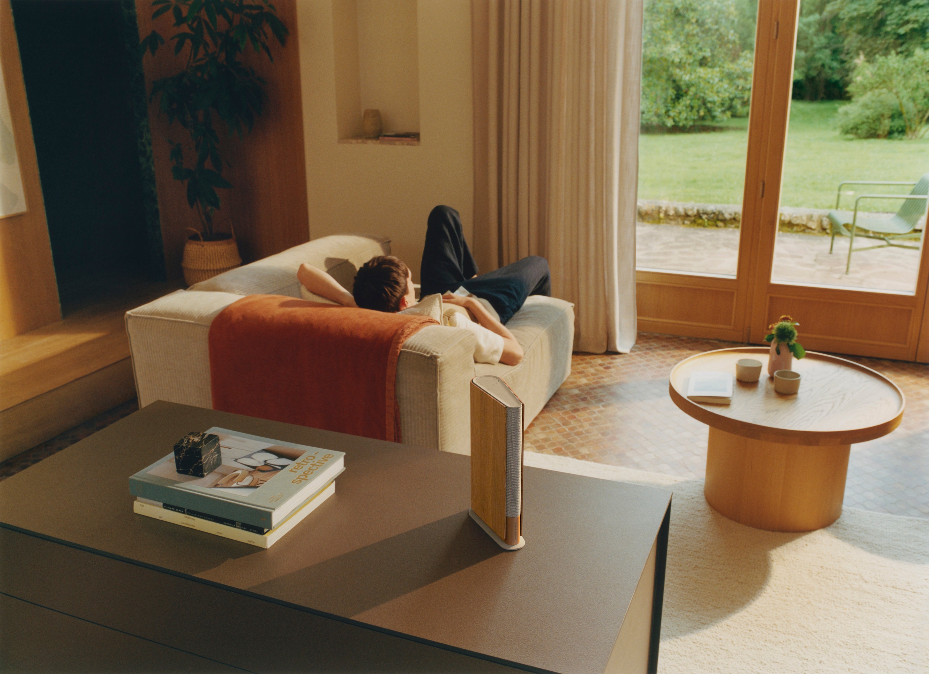 Bang & Olufsen Beosound Emerge auf einem Möbel platziert