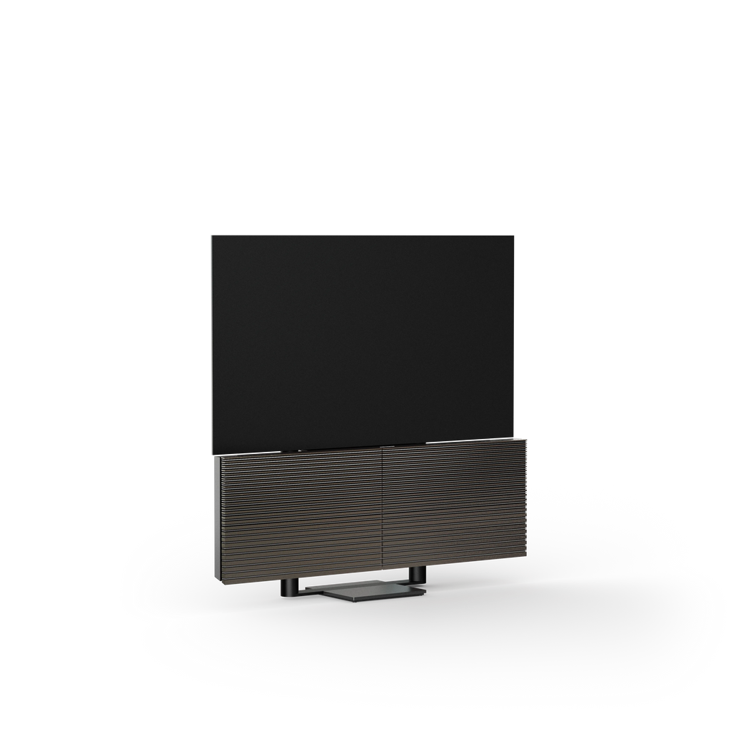 Bang & Olufsen, B&O, Beovision Harmony in Black Anthracite / Dark oak - Ansicht von schräg vorn, Soundcenter geöffnet, normaler Bodenstandfuß