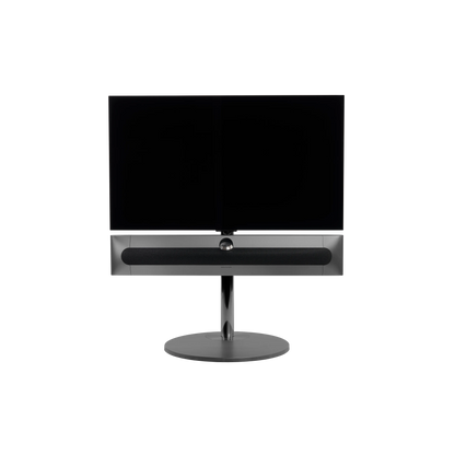 Beosound Premiere in black anthracite auf Bodenstandfuß von stb brackets,  mit Stoff- Abdeckung in Grey Mélange vorn, mit 42 Zoll LG OLED Panel - Ansicht frontal 