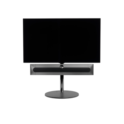 Beosound Premiere in black anthracite auf Bodenstandfuß von stb brackets,  mit Stoff- Abdeckung in Grey Mélange vorn, mit 48 Zoll LG OLED Panel - Ansicht frontal 