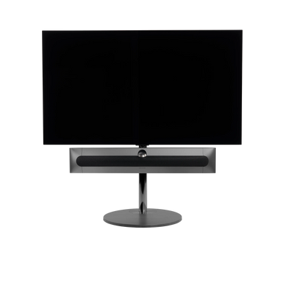 Beosound Premiere in black anthracite auf Bodenstandfuß von stb brackets,  mit Stoff- Abdeckung in Grey Mélange vorn, mit 55 Zoll LG OLED Panel - Ansicht frontal 