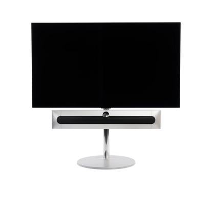 Beosound Premiere in natural aluminium auf STB Bodenstandfuß, mit Stoffcover in Grey Mélange, mit 55 Zoll LG OLED Panel - Frontale Ansicht