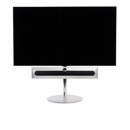 Beosound Premiere in natural aluminium auf STB Bodenstandfuß, mit Stoffcover in Grey Mélange, mit 65 Zoll LG OLED Panel - Frontale Ansicht