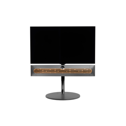 Beosound Premiere in black anthracite auf Bodenstandfuß von stb brackets,  mit Eichenholz- Abdeckung vorn, mit 42 Zoll LG OLED Panel - Ansicht frontal 