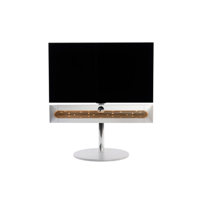 Beosound Premiere in natural aluminium auf STB Bodenstandfuß mit Eichenholzcover , mit 42 Zoll LG OLED Panel - Frontale Ansicht