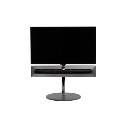 Beosound Premiere in black anthracite auf STB Bodenstandfuß mit Holzcover in Dark Oak und 42 Zoll Panel