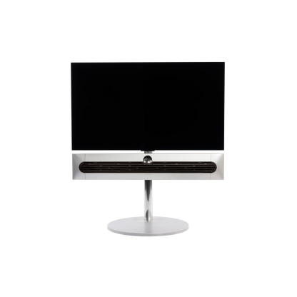 Beosound Premiere in silber auf STB Standfuß mit Holzcover in Dark oak und 42 Zoll Panel