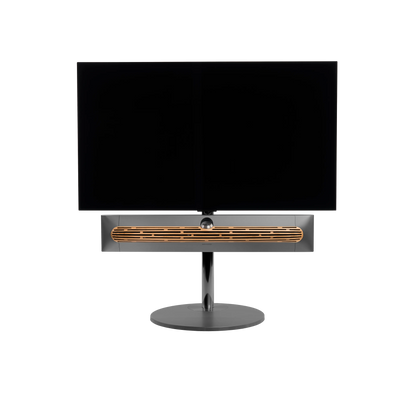 Beosound Premiere in black anthracite auf Bodenstandfuß von stb brackets,  mit Eichenholz- Abdeckung vorn, mit 48  Zoll LG OLED Panel - Ansicht frontal 