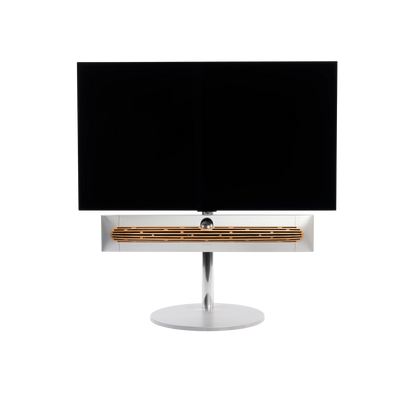 Beosound Premiere in natural aluminium auf STB Bodenstandfuß mit Eichenholzcover , mit 48 Zoll LG OLED Panel - Frontale Ansicht
