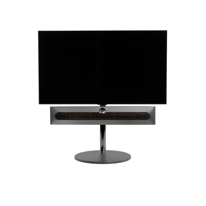 Beosound Premiere in black anthracite auf STB Bodenstandfuß mit Holzcover in Dark Oak und 48 Zoll Panel