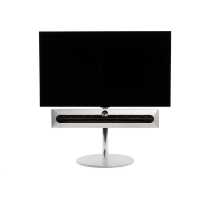 Beosound Premiere auf STB Standfuß mit Holzcover in Dark oak und 48 Zoll Panel