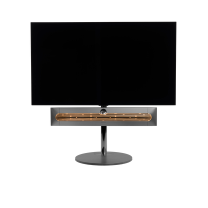 Beosound Premiere in black anthracite auf Bodenstandfuß von stb brackets,  mit Eichenholz- Abdeckung vorn, mit 55  Zoll LG OLED Panel - Ansicht frontal 