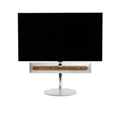Beosound Premiere in natural aluminium auf STB Bodenstandfuß mit Holzcover in Eichenholz und 65 Zoll LG OLED Panel