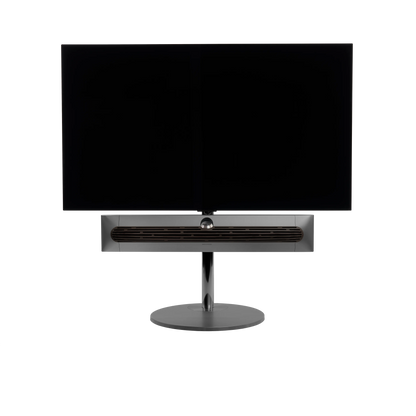 Beosound Premiere in black anthracite auf STB Bodenstandfuß mit Holzcover in Dark Oak und 55 Zoll Panel