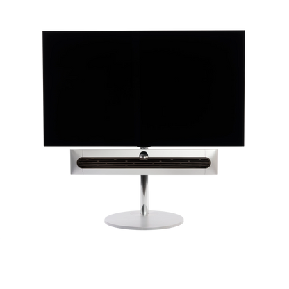 Beosound Premiere auf STB Standfuß mit Holzcover in Dark oak und 55 Zoll Panel