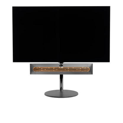 Beosound Premiere in black anthracite auf Bodenstandfuß von stb brackets,  mit Eichenholz- Abdeckung vorn, mit 65  Zoll LG OLED Panel - Ansicht frontal 