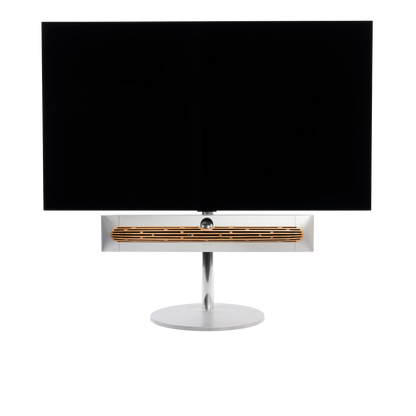 Beosound Premiere in natural aluminium auf STB Bodenstandfuß mit Eichenholzcover , mit 65 Zoll LG OLED Panel - Frontale Ansicht
