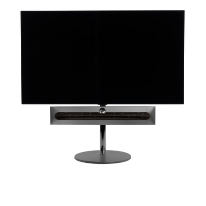 Beosound Premiere in black anthracite auf STB Bodenstandfuß mit Holzcover in Dark Oak und 65 Zoll Panel