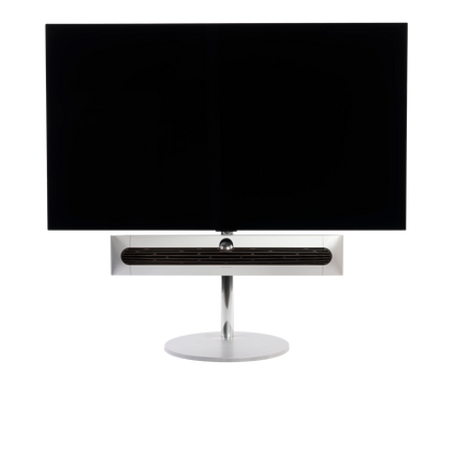 Beosound Premiere auf STB Standfuß mit Holzcover in Dark oak und 65 Zoll Panel