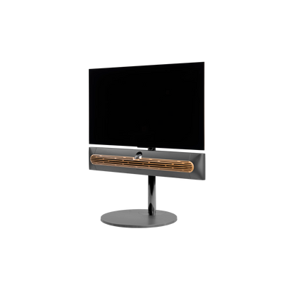Beosound Premiere in black anthracite auf Bodenstandfuß von stb brackets,  mit Eichenholcover, mit 42  Zoll LG OLED Panel - Ansicht schräg vorn 