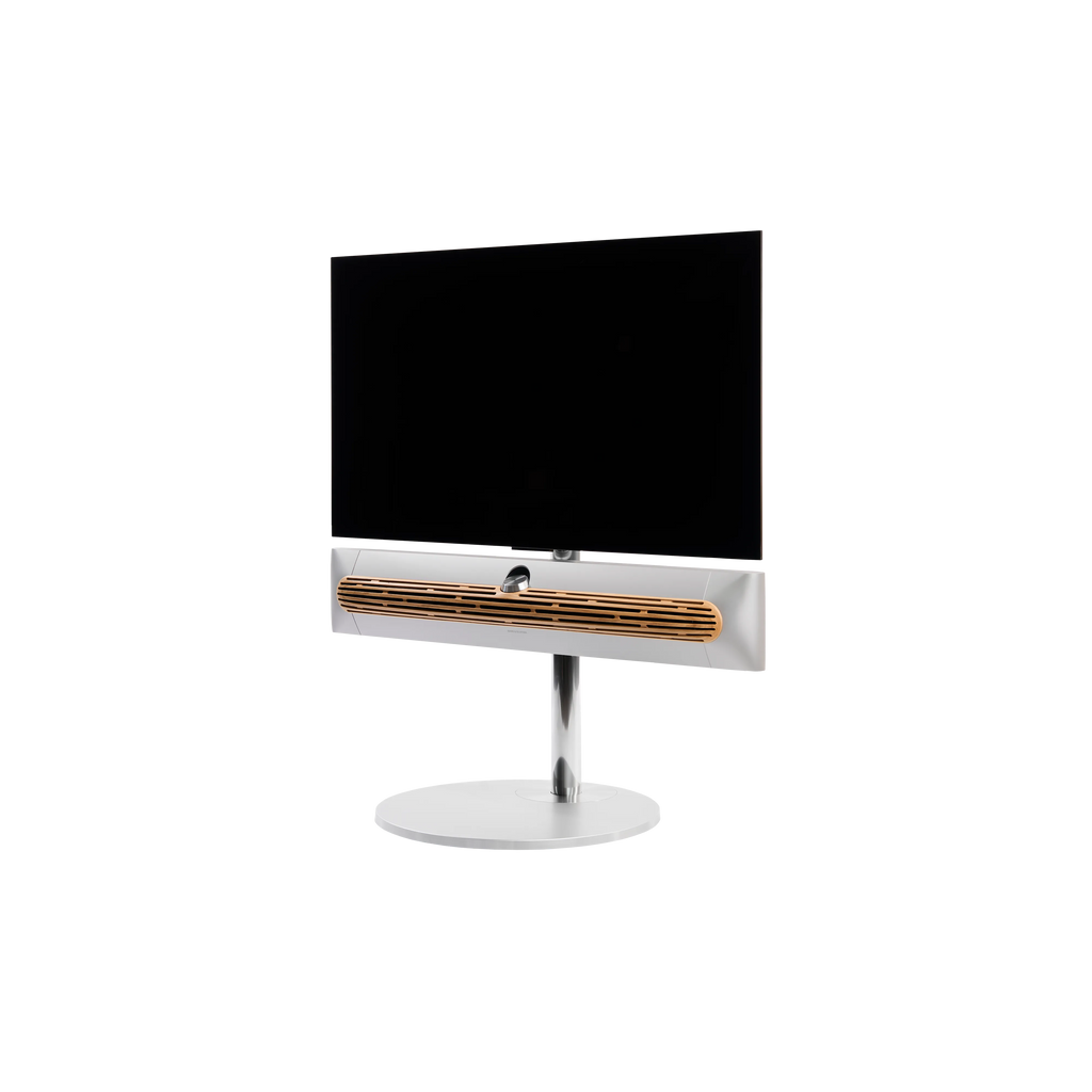 Beosound Premiere in natural aluminium auf STB Bodenstandfuß mit Eichenholzcover , mit 42 Zoll LG OLED Panel - Ansicht schräg von der Seite