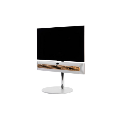 Beosound Premiere in natural aluminium auf STB Bodenstandfuß mit Eichenholzcover , mit 42 Zoll LG OLED Panel - Ansicht schräg von der Seite