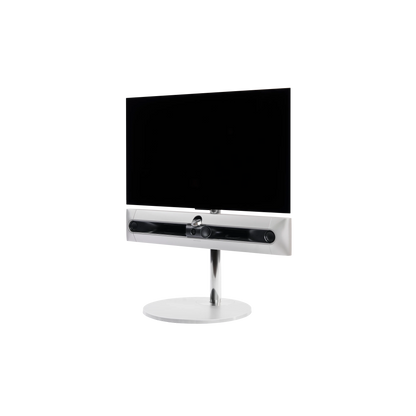 Beosound Premiere in natural aluminium auf STB Bodenstandfuß ohne Cover, mit 42 Zoll LG OLED Panel - Ansicht schräg von der Seite