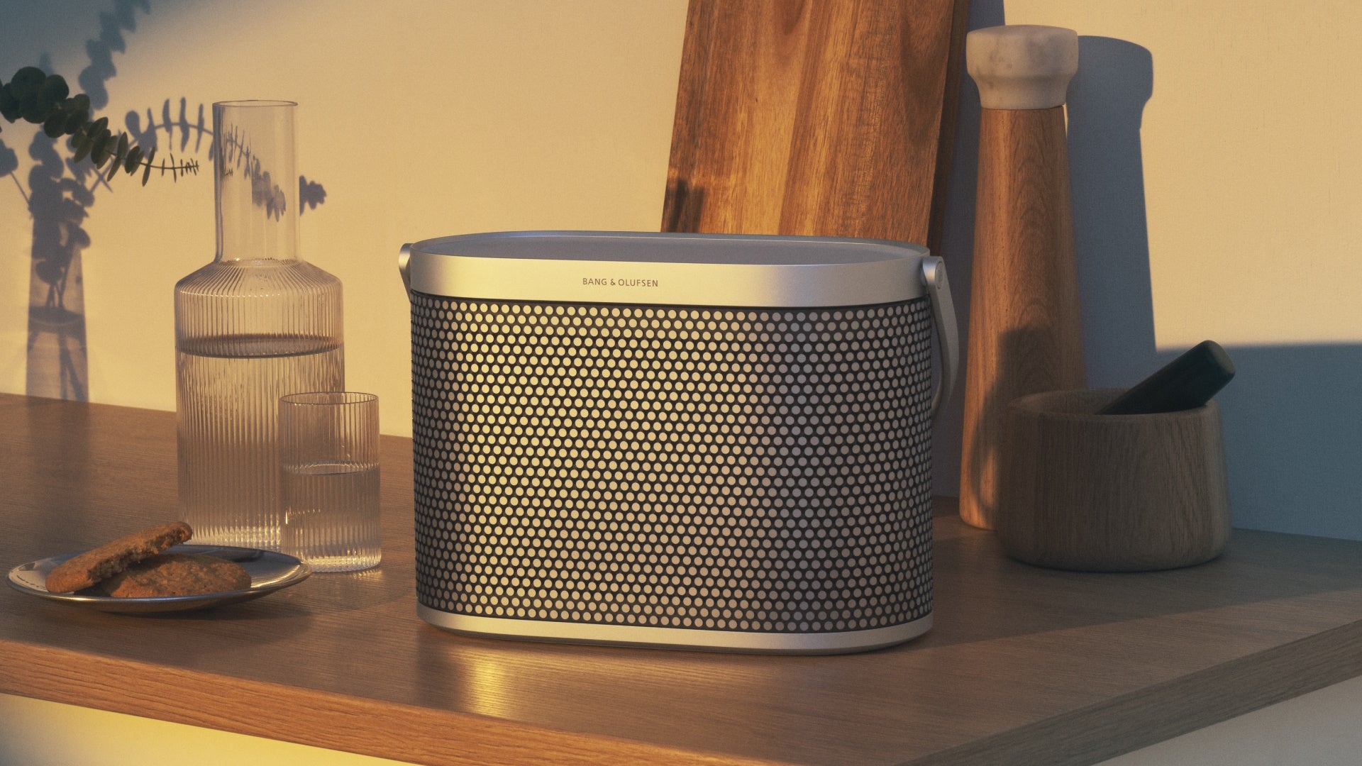 Bang & Olufsen Beosound A5 in spcaed Aluminium auf einem Sideboard