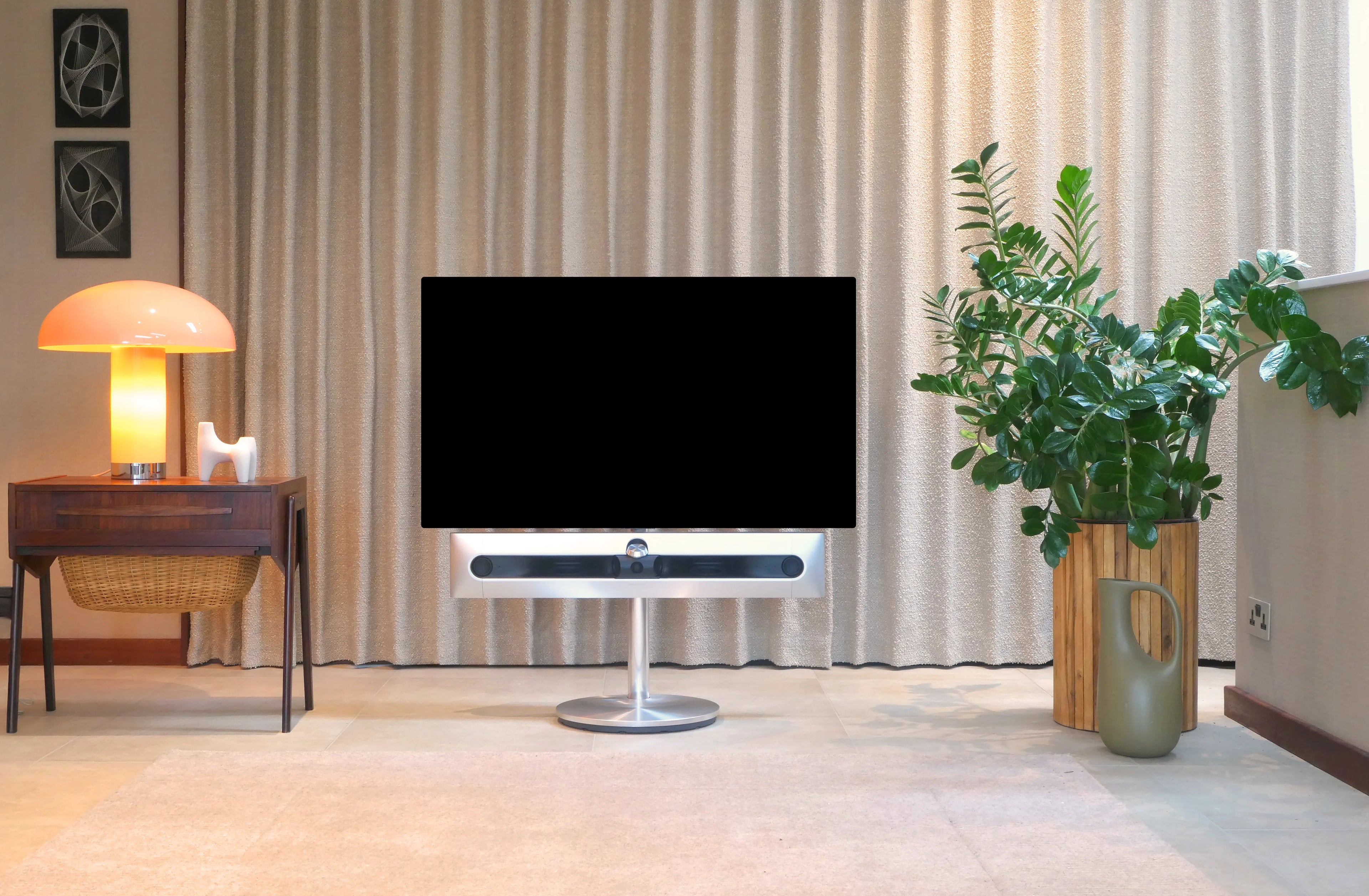 Beosound Premiere von Bang & Olufsen in silber auf einem Bodenstandfuß von stb brackets in silber in einem Wohnzimmer platziert