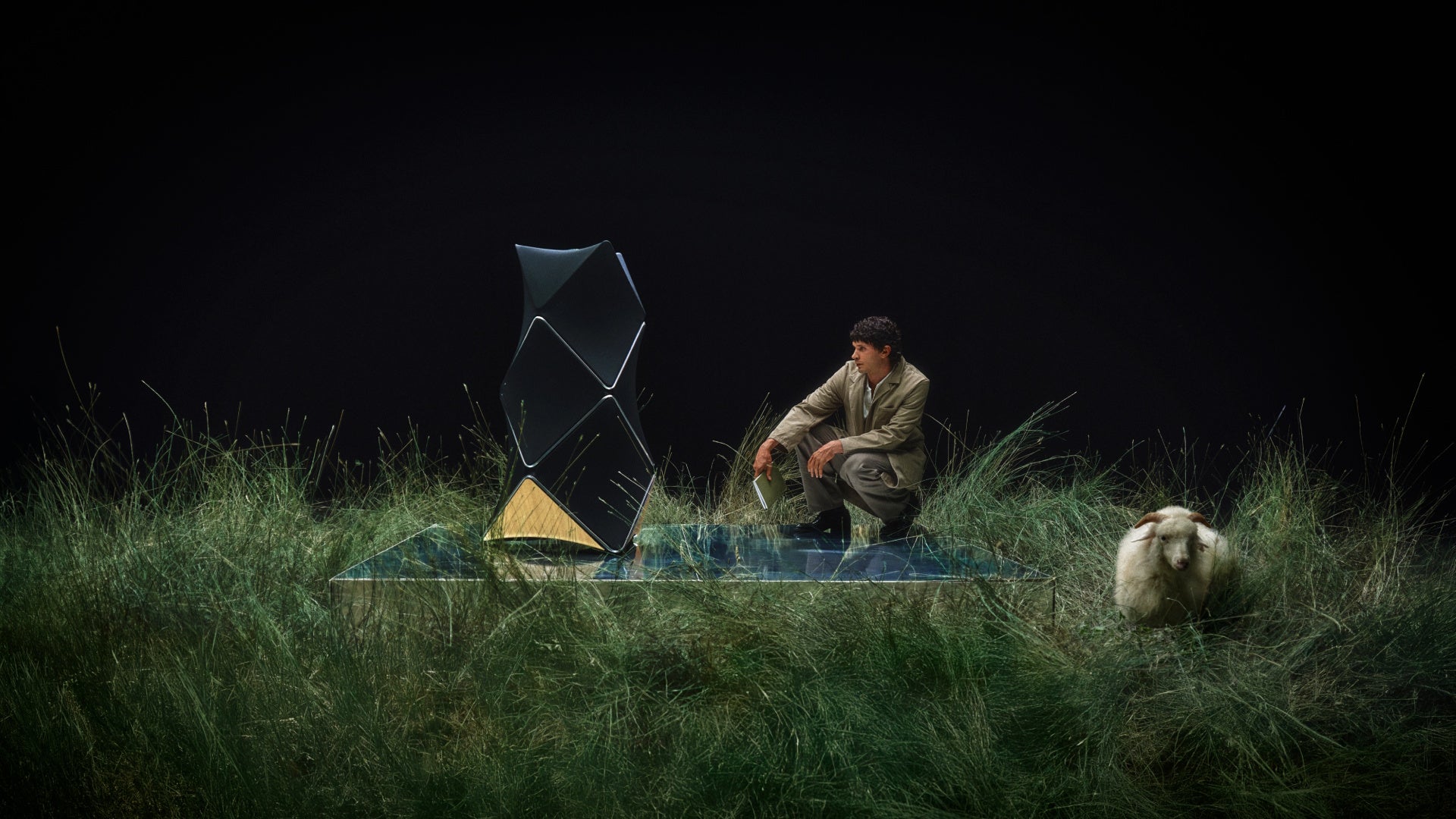 Beolab 90 von Bang & Olufsen auf einem Podest in einer Wiese