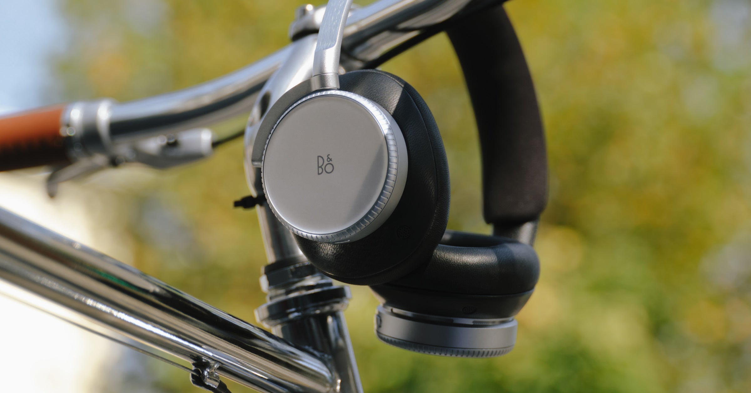 Bang & Olufsen Beoplay H100 in infinity black am Lenker eines Fahrrads