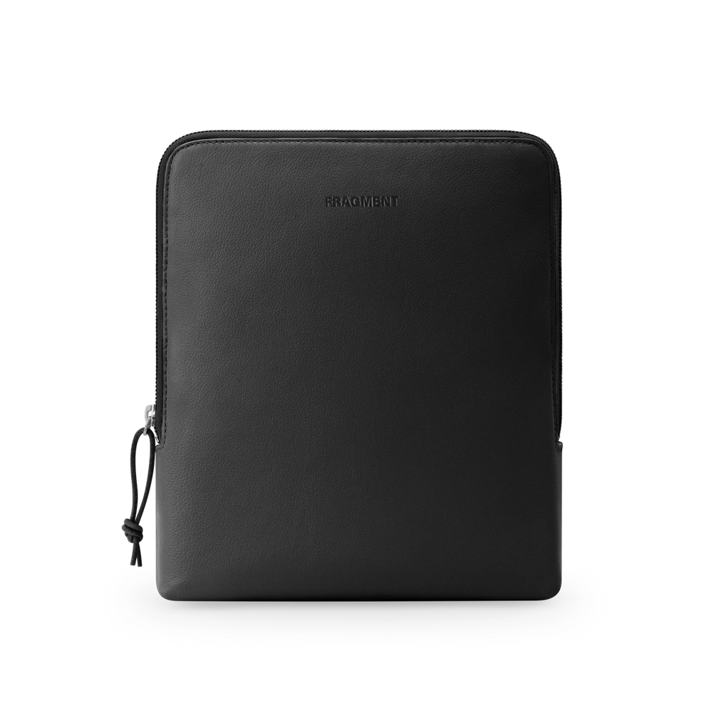 Frontansicht des freigestellten Premium-Echtledercases für den Bang & Olufsen Beoplay H100 fragment edition Kopfhörer. Die All-Black-Schutztasche mit minimalistischer FRAGMENT-Prägung bietet exklusives Design, optimale Stoßfestigkeit und edle Materialität für anspruchsvolle Sammler.