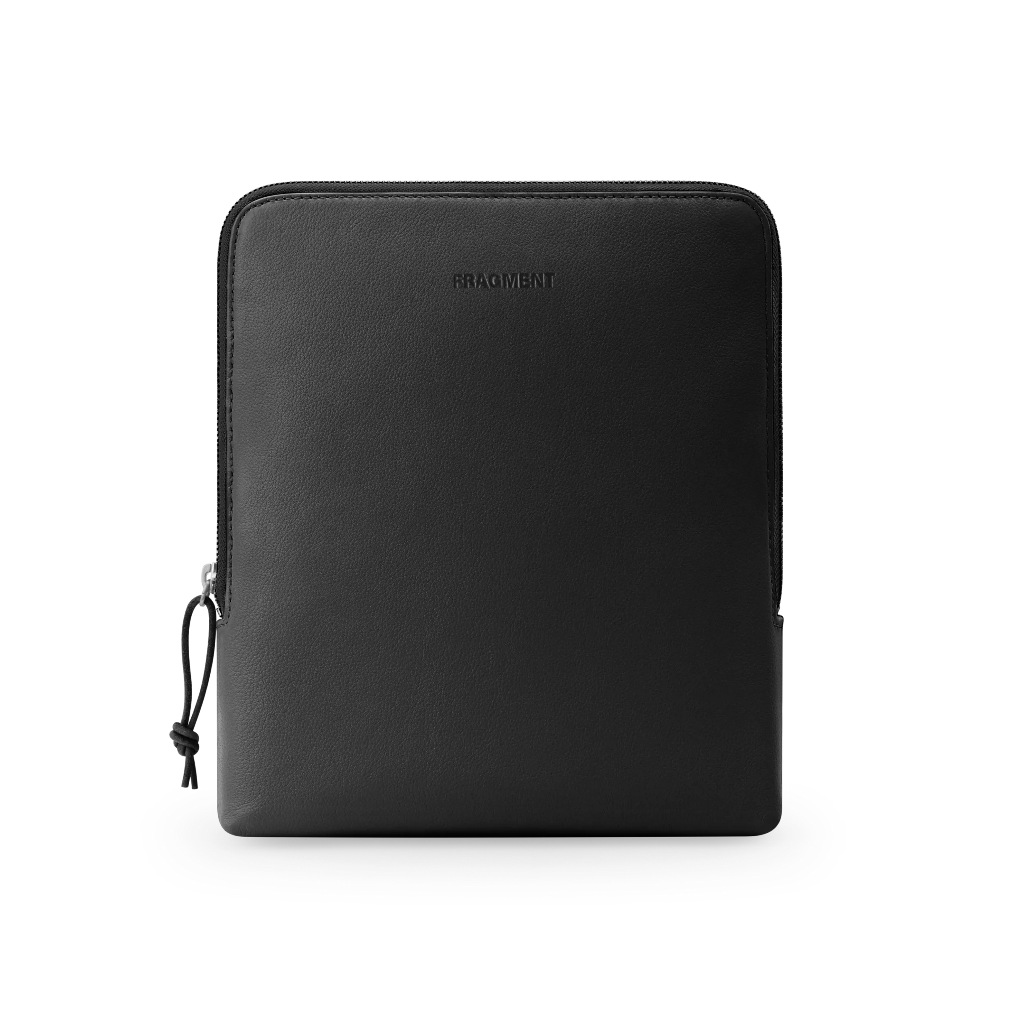 Frontansicht des freigestellten Premium-Echtledercases für den Bang & Olufsen Beoplay H100 fragment edition Kopfhörer. Die All-Black-Schutztasche mit minimalistischer FRAGMENT-Prägung bietet exklusives Design, optimale Stoßfestigkeit und edle Materialität für anspruchsvolle Sammler.